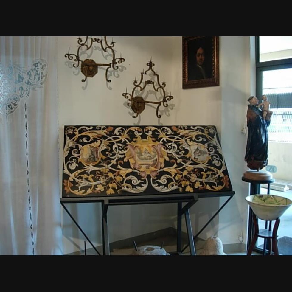 Dossale in scagliola