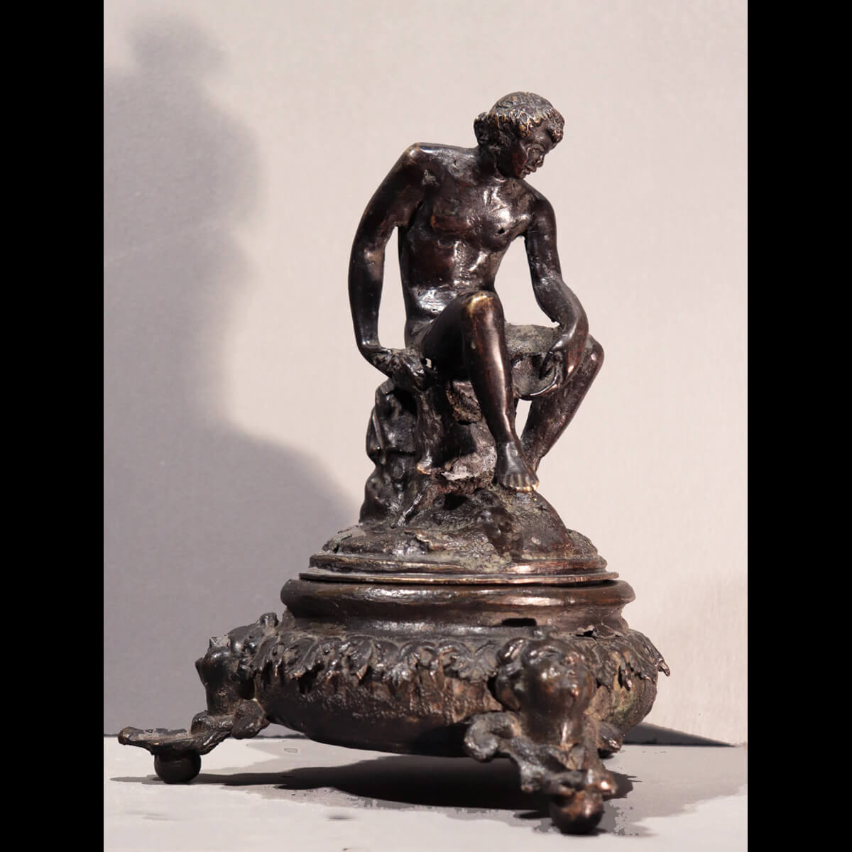 Calamaio in bronzo con figura maschile