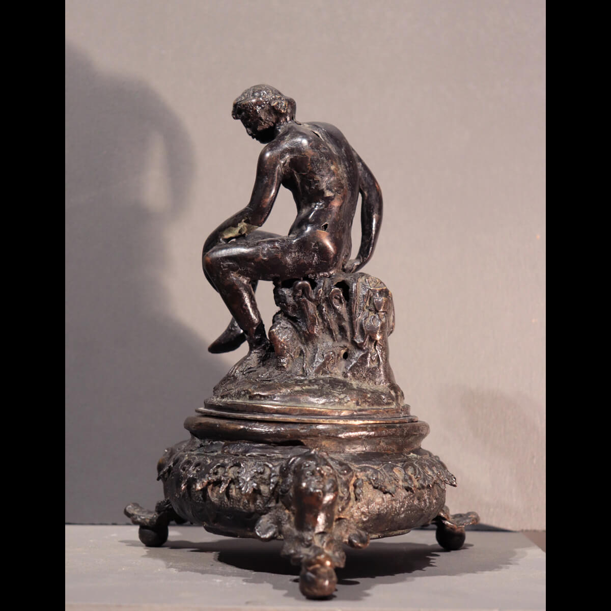Calamaio in bronzo con figura maschile