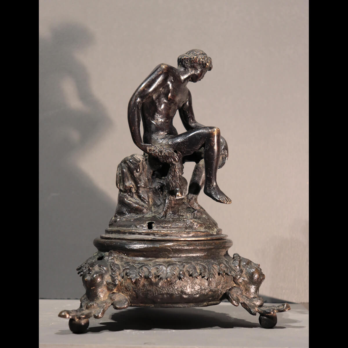 Calamaio in bronzo con figura maschile