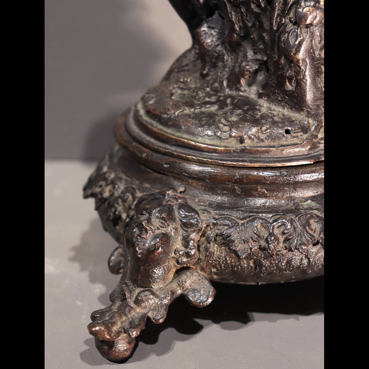 Calamaio in bronzo con figura maschile