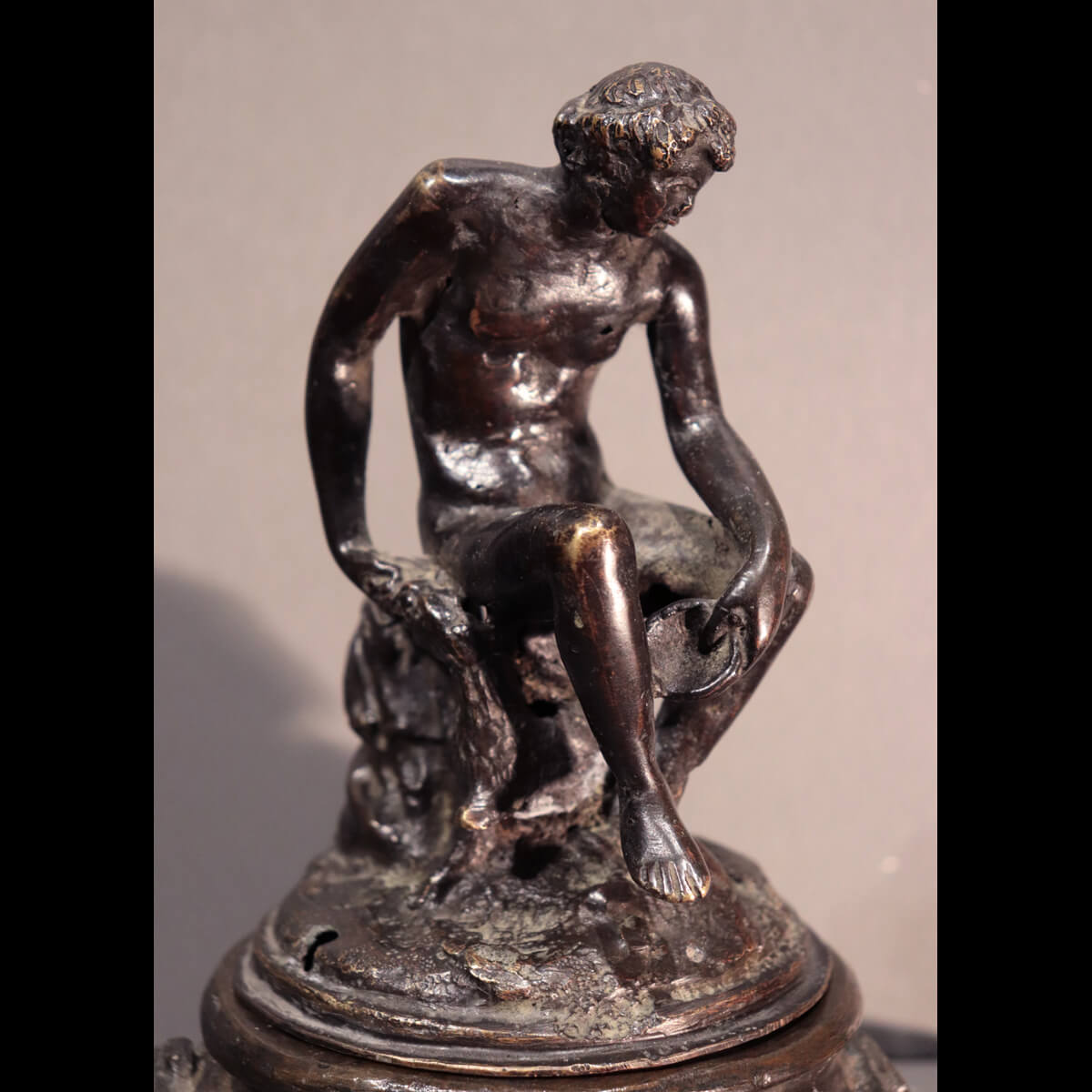 Calamaio in bronzo con figura maschile
